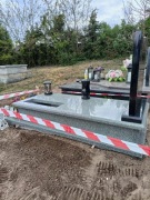 Nagrobek z montażem 