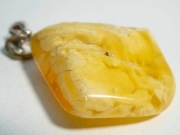 wisiorek z bursztynu