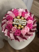 Bukiet jadalny z ferrero rocher prezent rozowy dla kobiety dla mamy