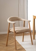 Beżowe drewniane krzesło w stylu japandi