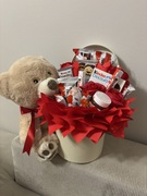 Box prezentowy ze slodyczami kinder z maskotka dla dziecka prezent