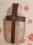 Bidon plastikowy ze skórzaną uprzężą i karabinkiem