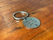 Brelok Never Give Up, motywacja, Na prezent, retro, Gym