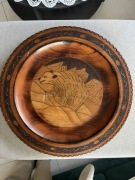 Kolekcjonerski drewniany talerz.