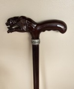 Rzeźbiona laska drewniana z rękojeścią w kształcie pantery.