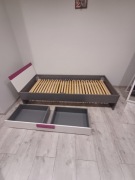 Łóżko jednoosobowe z szufladą i materacem – stan bardzo dobry!