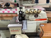 Overlock przemysłowy TOYOTA 4-nitkowy sprawny, komplet