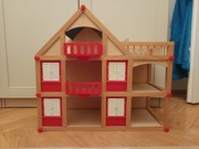 Drewniany domek dla lalek 