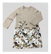 Sukienka na długim rękaw.