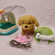 Interaktywny pluszowy piesek w transporterze.