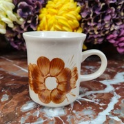 Ręcznie malowany ceramiczny kubek - Brązowe kwiaty - K - 300 ml #1