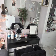 Gotowe stanowisko pracy – Biurko z lustrem i fotel Hrove Form!