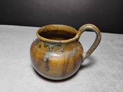 Kamionkowy kubek lub mały dzbanek z uchem, pokryty unikalną glazurą.