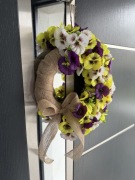 Wiosenny wianek na drzwi bratki