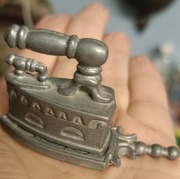 Stare cynowe żelazko wraz z podstawką,miniatura,England,sygnowane.