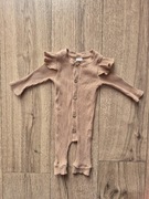 Brązowy pajacyk drewniane guziki gruby prążek falbanka dziewczęcy 62