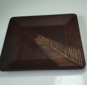 Drewniana, dekoracyjna tacka z motywem liścia