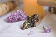 Anioł spoczywa - figurka z brązu - miniatura