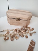 Kuferek drewniany na biżuterię+ naszyjnik