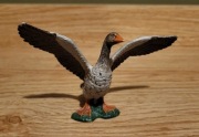 Schleich szara gęś z rozłożonymi skrzydłami figurka model wycofany z 2010