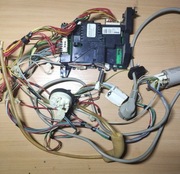 Candy Grand Vita - komputer pralki z okablowaniem i czujnikami.