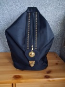 czarny plecak  torba z okuciami w kolorze złotym