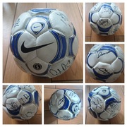 Piłka nożna z autografami Wisły Kraków z sezonu 2005/2006