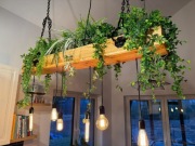 Lampa wisząca  w stylu rustykalnym. Belka/deska nad wyspę.