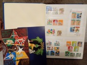 Album klaser ze starymi znaczkami pocztowymi świat temat bajki baśnie 