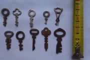 10 starych małych płaskich nietypowych kluczyków.Klucze. Zestaw