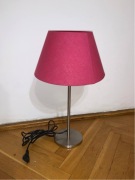 Sprzedam lampę w dobrym stanie, bez wad.”