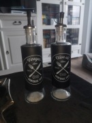 Zestaw 2 szklanych butelek z dozownikiem na ocet i oliwę 