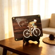 Drewniana pamiątka dla rowerzysty prezent stojąca kolarz jazda na rowerze