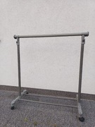 Wieszak na kółkach. 