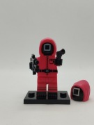 Minifigurka Game Manager kwadrat z Squid Games Kompatybilna z LEGO