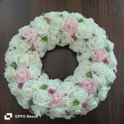 Wianek na drzwi ze sztucznych kwiatów 