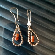 Złote kolczyki pr. 585 wiszące, ręcznie wykonane, z koralem, nie używane