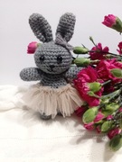 Szydełkowany miś w tiulowej spódniczce