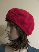 WOOLMARK beret czerwony z kwiatem 100% wełna nowy 