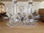 Pojemniki na ocet i olej na tacce