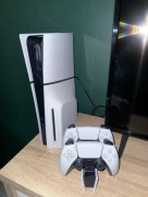 PlayStation 5 Slim 1 TB z napędem + 2 pady + stacja dokująca