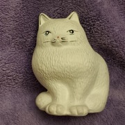 Stary ceramiczny uroczy biały pękaty kotek