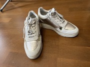 Beżowe sneakersy Geox na koturnie 38