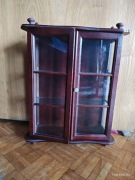 Drewniana witrynka otwierana,  do prezentowania np. porcelany 