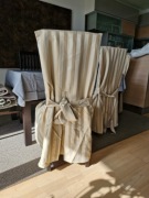 Pokrowce na krzesła, sześć sztuk.