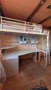 Łóżko piętrowe z biurkiem, materacem, szafką i półkami 
