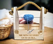 Skrzyneczka/nosidełko drewno na włóczkę szydełko haft. Grawer. Dzień babci 