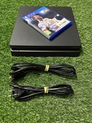 KONSOLA PLAYSTATION 4 SLIM 1TB + OKABLOWANIE + GRA NA START!