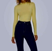 Żółty prążkowany golf damski z długim rękawem