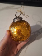 ciężka bombka z tworzywa w kolorze złotym 